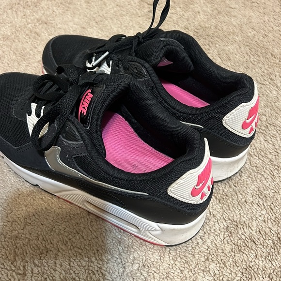 Womens Nikes - Picture 2 of 5